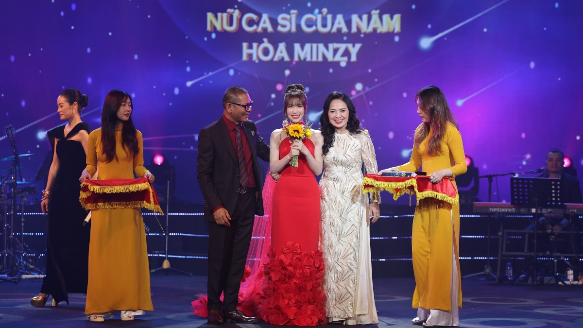 Nữ ca sĩ của năm xướng tên Hoà Minzy. Tại Top 5 đề cử chính thức của Giải Âm nhạc Cống hiến 2024, Hòa Minzy xuất hiện trong 2 hạng mục: Nữ ca sĩ của năm và Music Video của năm (với MV Thị Mầu). Đây được xem là một bước tiến nghề nghiệp sau 10 năm vào nghề của nữ ca sĩ này. Chờ đợi 10 năm để được khán giả đón nhận và yêu thương, Hòa Minzy hạnh phúc hơn nữa khi được giới chuyên môn đánh giá cao. Điều này tiếp thêm động lực để giọng ca sinh năm 1995 nỗ lực hơn nữa.