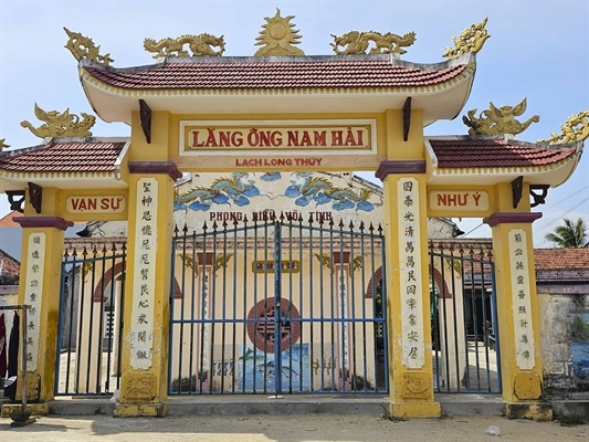 Lăng Long Thủy độc đáo được xây dựng bằng san hô
