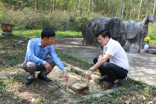  Phóng viên (bìa phải) khảo sát thực địa tại di tích