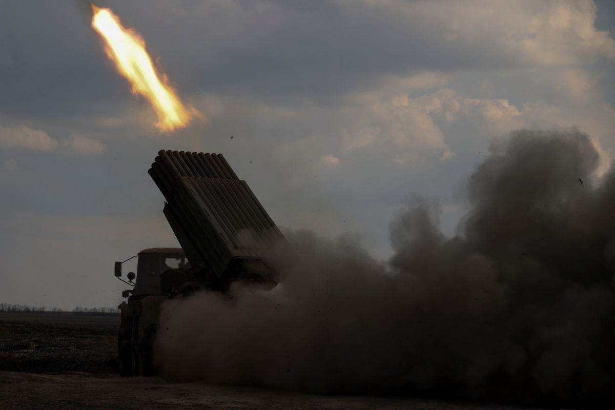 Quân đội Ukraine khai hỏa hệ thống pháo Grad về phía quân đội Nga gần tiền tuyến khu vực Donetsk. Ảnh: Reuters