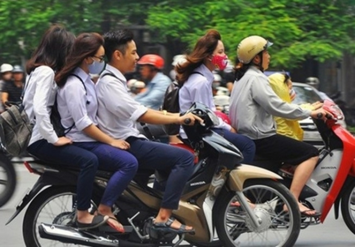 Việc giao xe máy từ 50cm3 trở lên cho người dưới 18 tuổi điều khiển sẽ bị xử phạt vi phạm hành chính. Ảnh  minh họa 