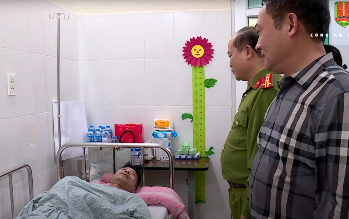 Đội trưởng Đội Cảnh sát giao thông trật tự Nguyễn Đức Sơn điều trị tại bệnh viện.