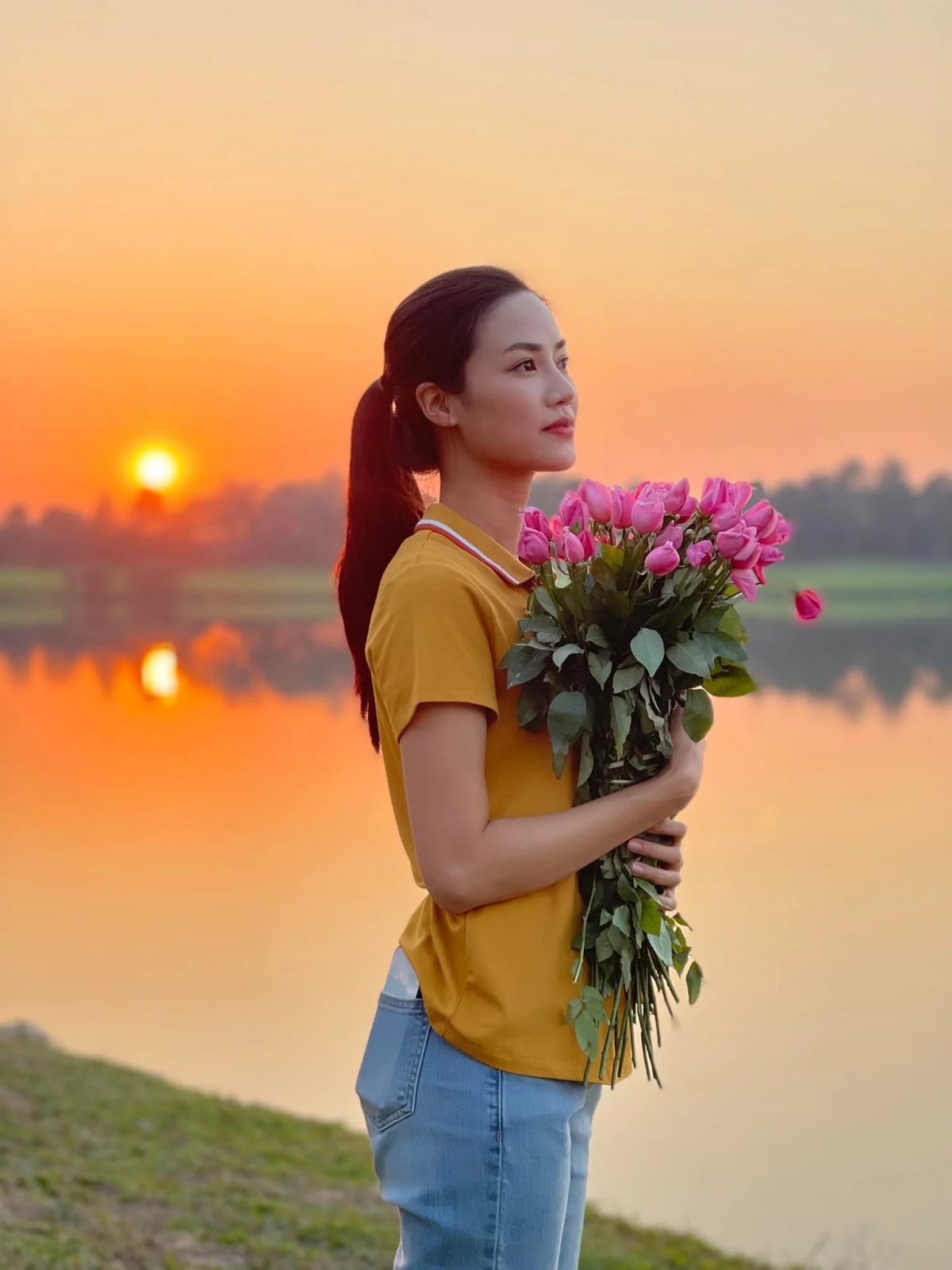 Trước đó, Anh Đào cũng ghi dấu ấn với vai chính đầu tiên trong bộ phim truyền hình "Lối về miền hoa". Có thể thấy, điểm chung giữa các vai diễn của Anh Đào thường là những cô gái có vẻ ngoài đơn giản, chỉn chu còn tính cách cũng mộc mạc, chân thật, thẳng thắn.