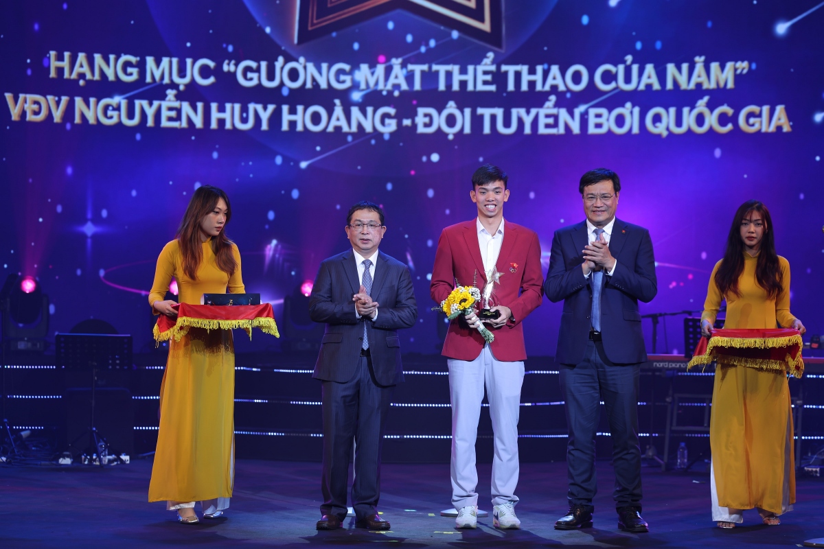 Ở hạng mục "Gương mặt thể thao của năm", Nguyễn Huy Hoàng đánh dấu sự trở lại đầy ấn tượng. Kình ngư người Quảng Bình là đại diện duy nhất lọt vào Top 3 đề cử mùa trước tiếp tục có mặt trong đề cử ở Giải Thể thao Cống hiến 2024. Thành tích giành vé dự Olympic 2024, giành 2 HCĐ ASIAD 19 và 3 HCV, 1 HCĐ SEA Games 32, cùng với sự ủng hộ của người hâm mộ và bình chọn từ Hội đồng chuyên môn đã giúp Nguyễn Huy Hoàng lần đầu tiên giành chiến thắng ở Giải thưởng Cống hiến.