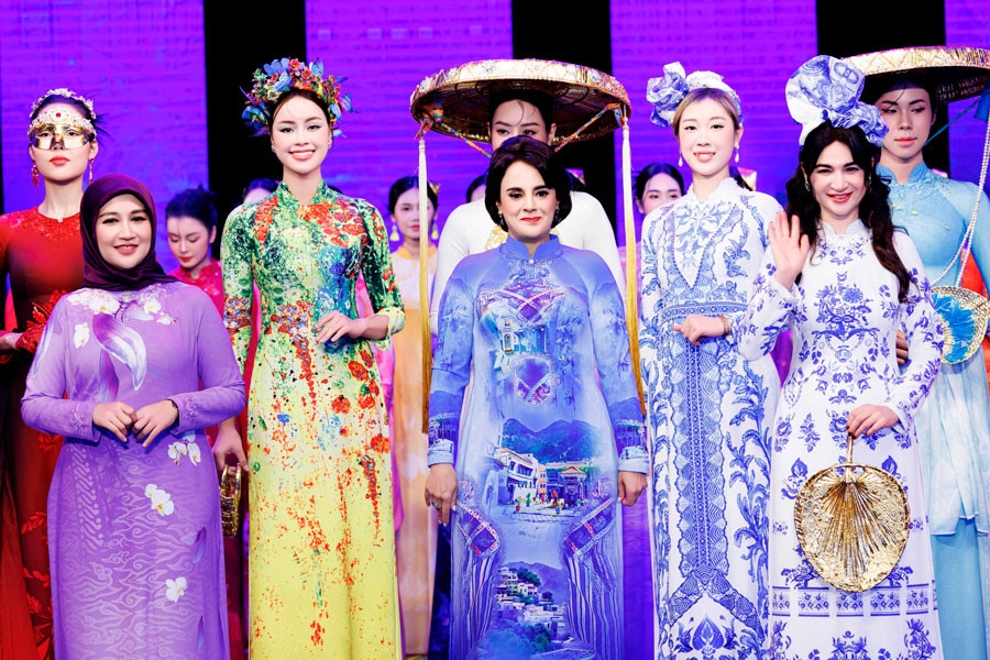 Chương trình ghi dấu ấn với sự tham gia trình diễn của phu nhân đại sứ một số nước: Bà Valia Kazhoyan - phu nhân đại sứ Armenia; bà Ouafae Sehhar - phu nhân đại sứ Maroc; bà Kristien Abdi - phu nhân đại sứ Indonesia; bà Suzuko Knapper - phu nhân đại sứ Hoa Kỳ, bà Indira Gumarova - phu nhân đại sứ Cộng hòa Séc.