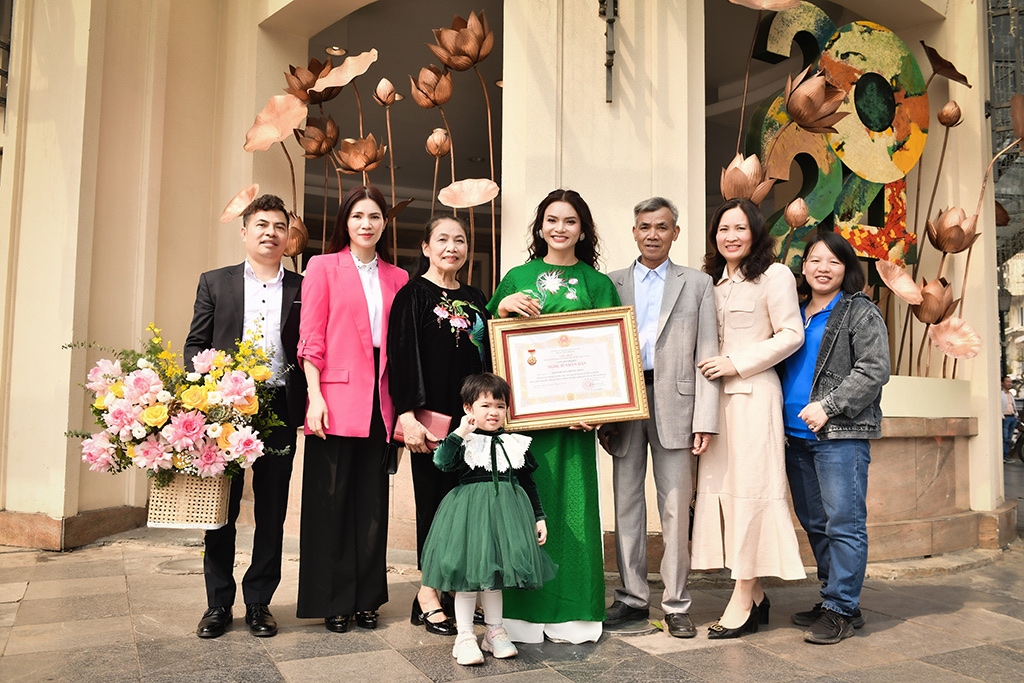 Cha mẹ, người thân Phạm Phương Thảo đã từ Nghệ An ra Hà Nội để cùng cô đón nhận danh hiệu cao quý.
