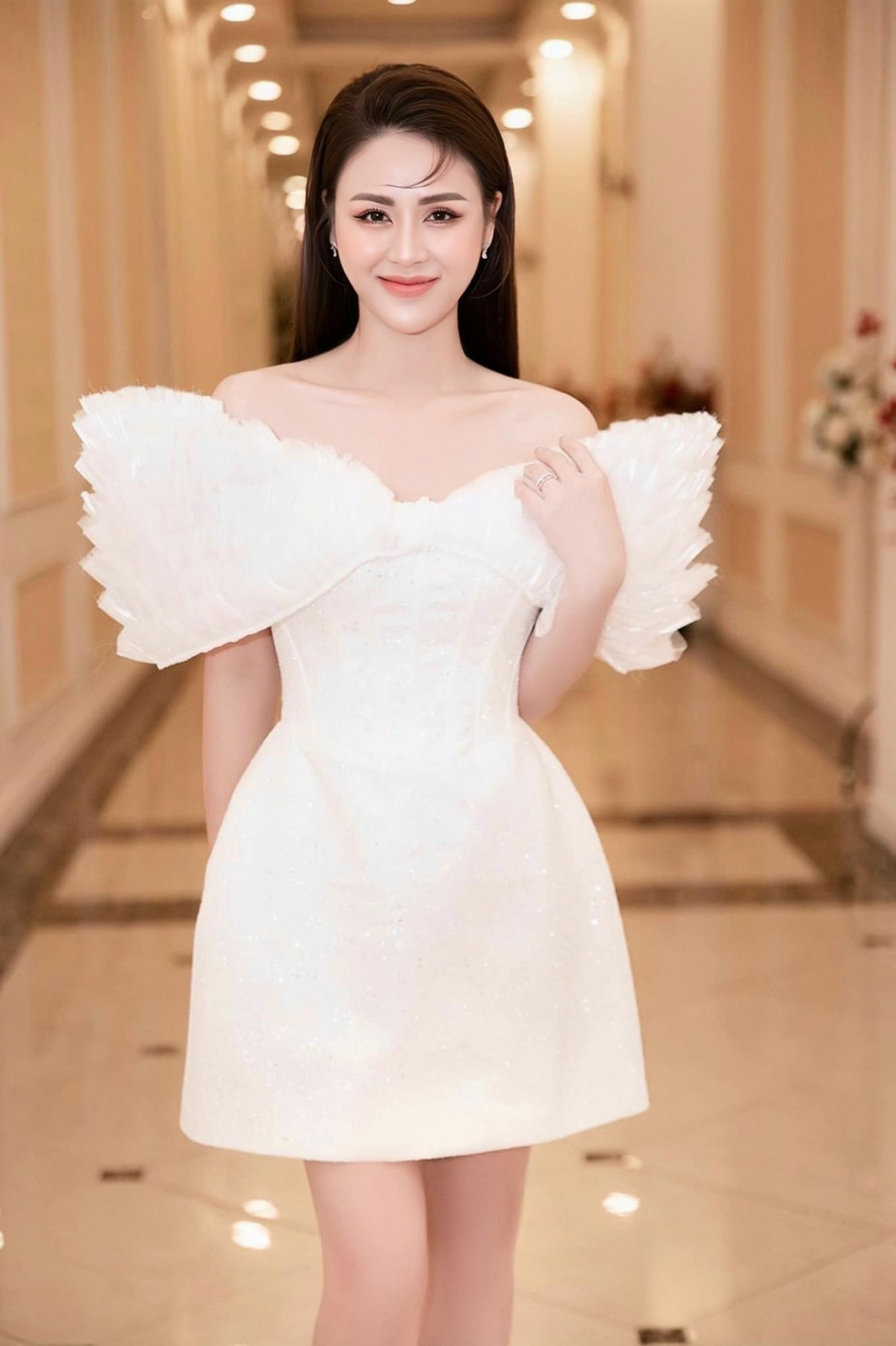Nữ diễn viên chuộng những bộ đầm nữ tính điệu đà để khoe dáng.
