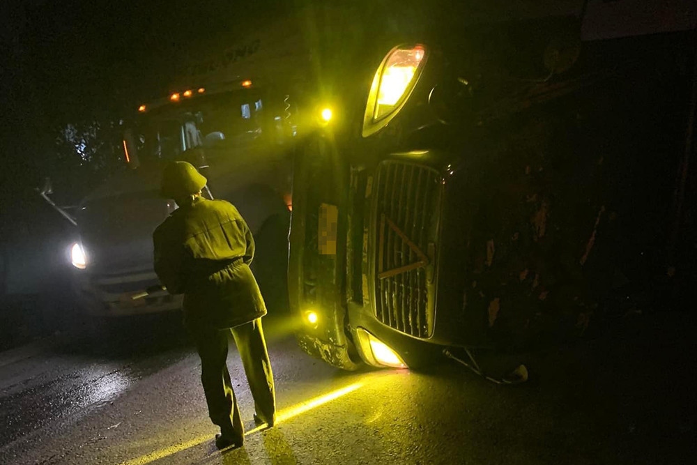 Xe container bị lật sau vụ tai nạn (Ảnh: Trần Tuấn)