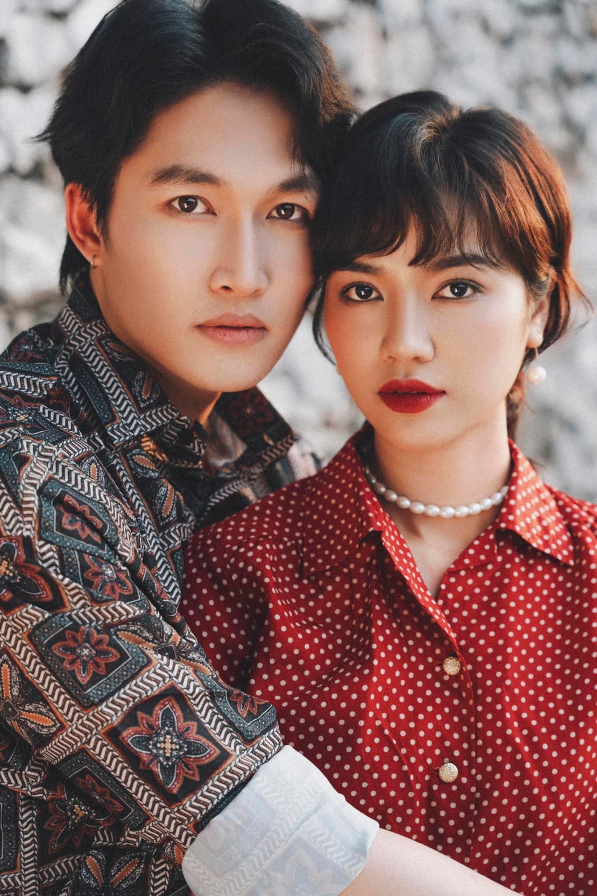 "Gặp em ngày nắng" tuy cũng có mô-típ ban đầu hẹn hò theo hợp đồng, sau này nảy sinh tình cảm thật nhưng thu hút khán giả nhờ mạch phim nhanh, nhiều chi tiết cảm động. Nữ chính Phương (Anh Đào) ban đầu còn giãy nảy lên, né tránh khi nam chính Huy (Đình Tú) tỏ tình. Nhưng sau đó, Phương cũng nhanh chóng nhận ra cô cũng rung rinh trước Huy từ lúc nào không rõ.