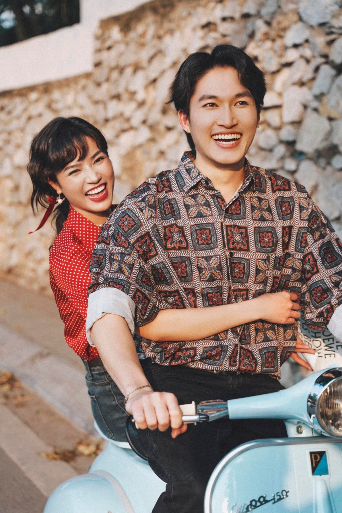 Cả hai diện trang phục mang phong cách cổ điển. Khác với sự giản dị, chân quê trên phim, ngoài đời, Anh Đào trang điểm rạng rỡ, quyến rũ.