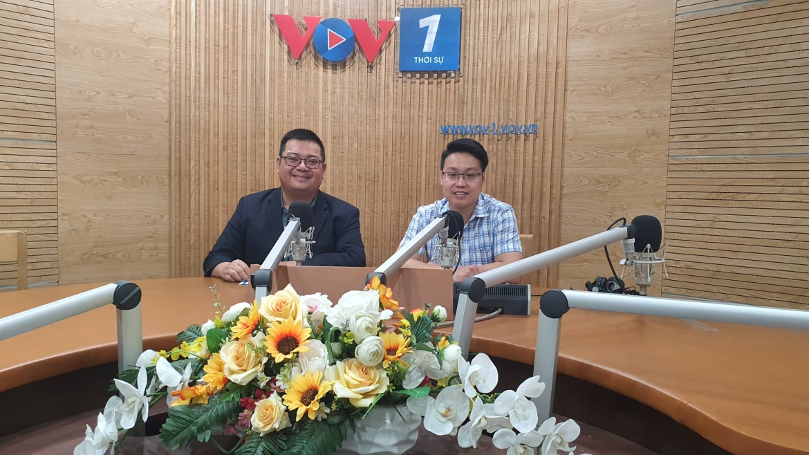 TS Vũ Việt Anh – Tổng giám đốc Học viện Thành Công (áo đen) trao đổi với PV VOV