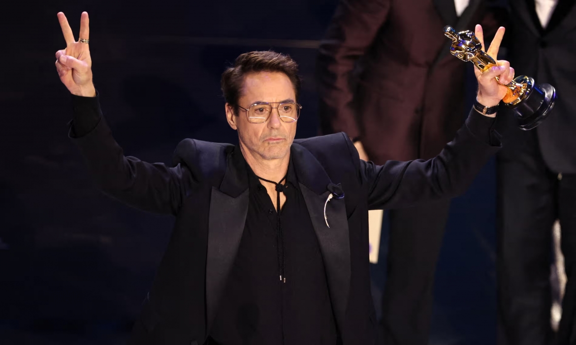 "Oppenheimer" cũng là tác phẩm mang đến cho ngôi sao Robert Downey Jr. giải Oscar đầu tiên trong sự nghiệp. Chiến thắng này không nằm ngoài dự đoán của giới phê bình khi vai diễn Lewis Strauss, đối thủ chính trị của Oppenheimer trong bộ phim cùng tên của đạo diễn Christopher Nolan càn quét hầu hết các giải tiền Oscar như Quả cầu vàng, Giải Critic's Choice, Giải SAG và Giải BAFTA Film Awards.
