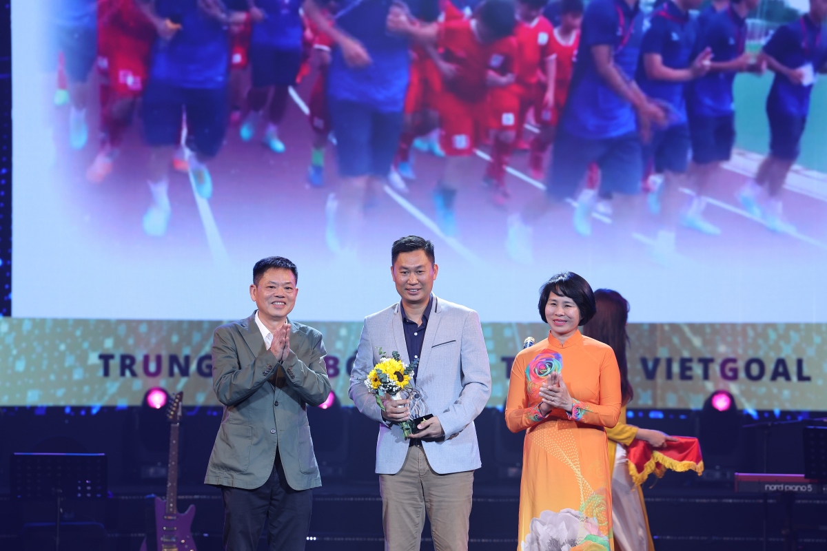 Giải thưởng "Khát vọng Cống hiến" đã thuộc về Trung tâm bóng đá trẻ em VietGoal do ông Nguyễn Hoài Nam sáng lập và điều hành. Ra mắt cộng đồng vào năm 2012, VietGoal là Trung tâm bóng đá trẻ em lớn nhất Việt Nam với 15.000 học viên đang tham gia tập luyện hàng tuần dưới sự hướng dẫn của 500 HLV tại hơn 154 địa điểm ở 6 tỉnh, thành phố lớn trên cả nước.
