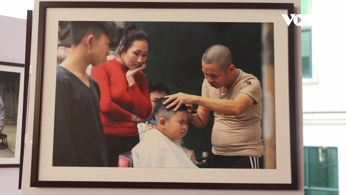 Không khí Tết tràn ngập trên phố phường Hà Nội, khi em bé được mẹ đưa tới phố hàng Rươi cắt tóc đón năm mới.