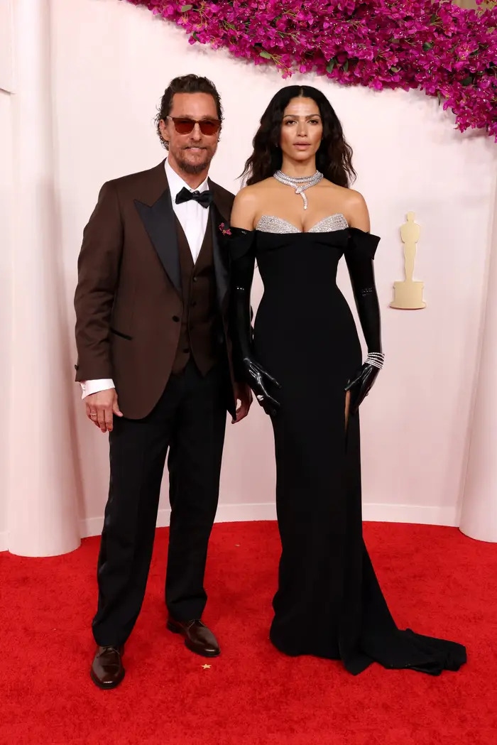 Vợ chồng Matthew McConaughey và Camila Alves McConaughey diện trang phục không ăn ý với nhau, từ màu sắc cho đến kiểu dáng.