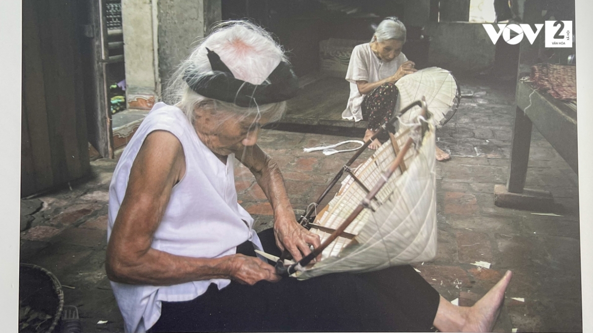 Làng Chuông nơi có nghề làm nón từ lâu đời khắc họa hình ảnh mẹ già 98 tuổi ngồi khâu nón bên con gái 78 tuổi. Hai mẹ con đã ngồi đó gần như cả cuộc đời vì người con gái bị mù nên phải nương nhờ mẹ.