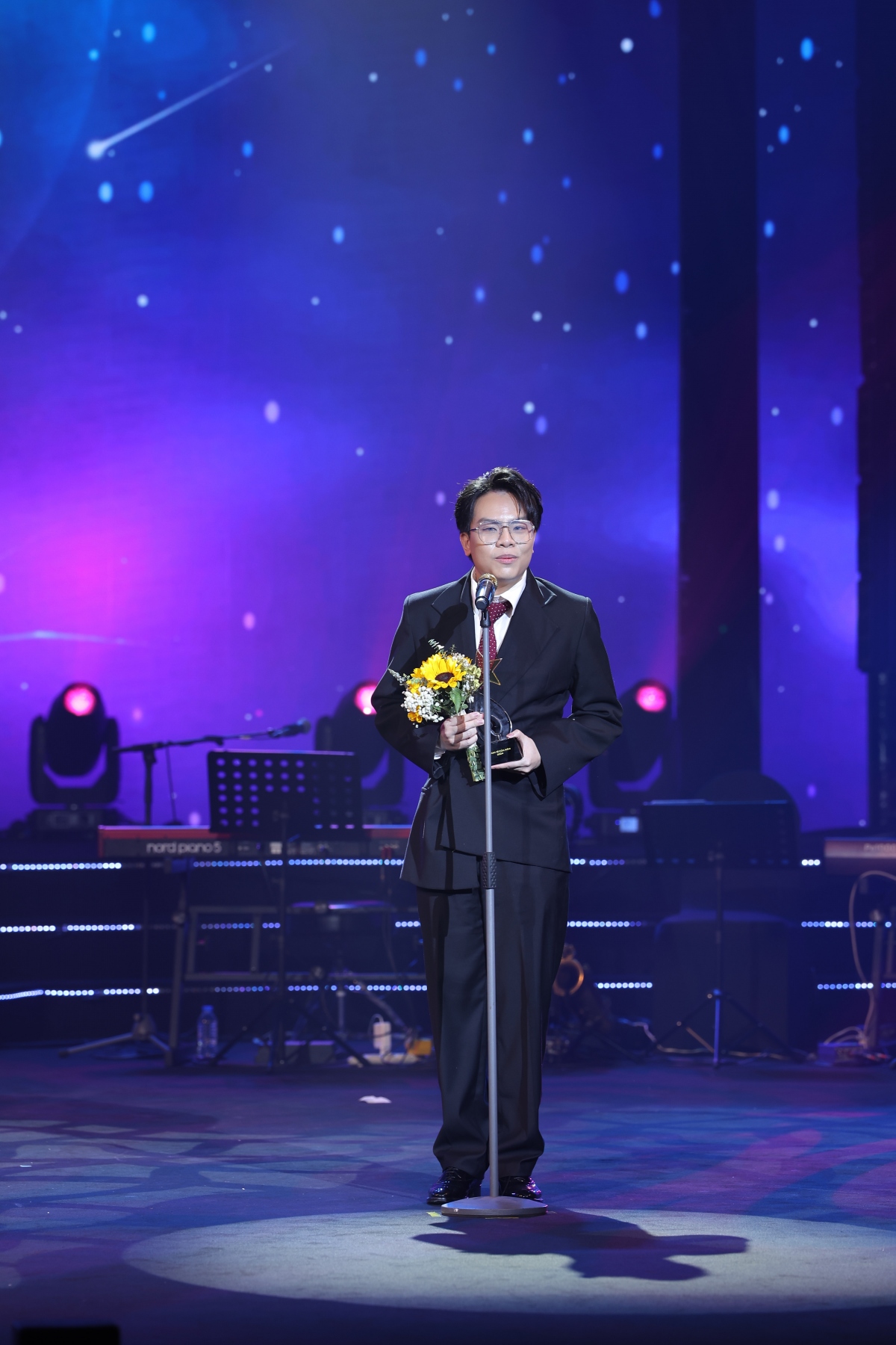 Hạng mục Nhạc sĩ của năm mùa Cống hiến lần 18 đã gọi tên Hứa Kim Tuyền. Anh là nhà sản xuất âm nhạc cho album Minh tinh của Văn Mai Hương và gần như dành hết thời gian năm 2023 để sáng tác cho nữ ca sĩ. 