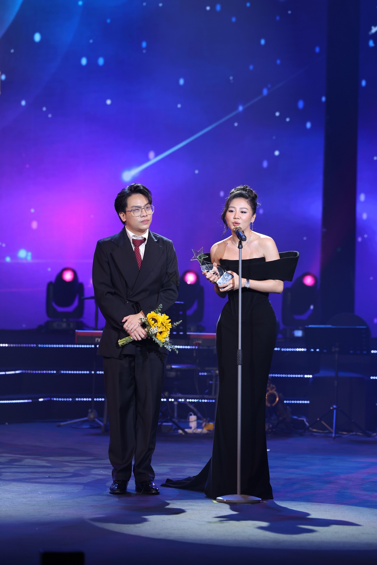 Với album "Minh tinh" đậm chất phim ảnh, Văn Mai Hương cùng Hứa Kim Tuyền gửi gắm thông điệp: "Mỗi chuyện tình đi qua đều cho chúng ta những trải nghiệm khác nhau. Tựa như những bộ phim mà bản thân chúng ta là "minh tinh" trong câu chuyện của chính mình. Thay vì đau khổ, bi lụy làm tổn hại bản thân, hãy trải qua câu chuyện của mình như một bộ phim, dù cái kết có là happy ending hay sad ending thì chúng ta đã có một "vai diễn" thật đẹp và đáng nhớ". Và đêm qua, Văn Mai Hương - giống như thông điệp của album như đã nói ở trên - đã thực sự có một cái kết đáng nhớ, đáng tự hào.