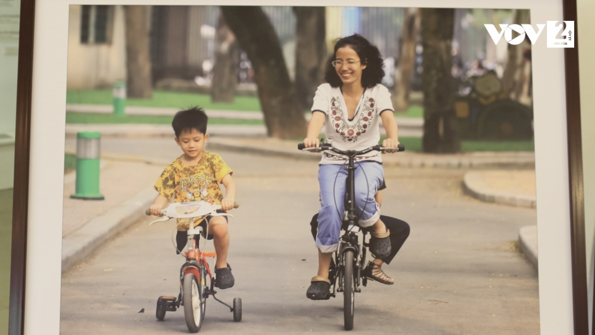 Một bức ảnh được nhiều người chú ý đến là nhà báo Trần Mai Anh và cậu bé Thiện Nhân. Thiện Nhân là bé trai bị bỏ rơi trong tình trạng mất chân phải và bộ phận sinh dục khi mới chào đời. Bé được chị Trần Mai Anh nhận nuôi.