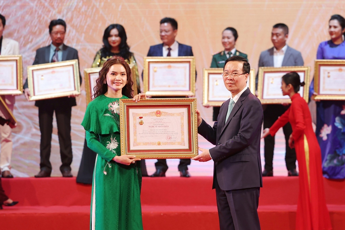Chủ tịch nước Võ Văn Thưởng trao danh hiệu NSND cho Phạm Phương Thảo.