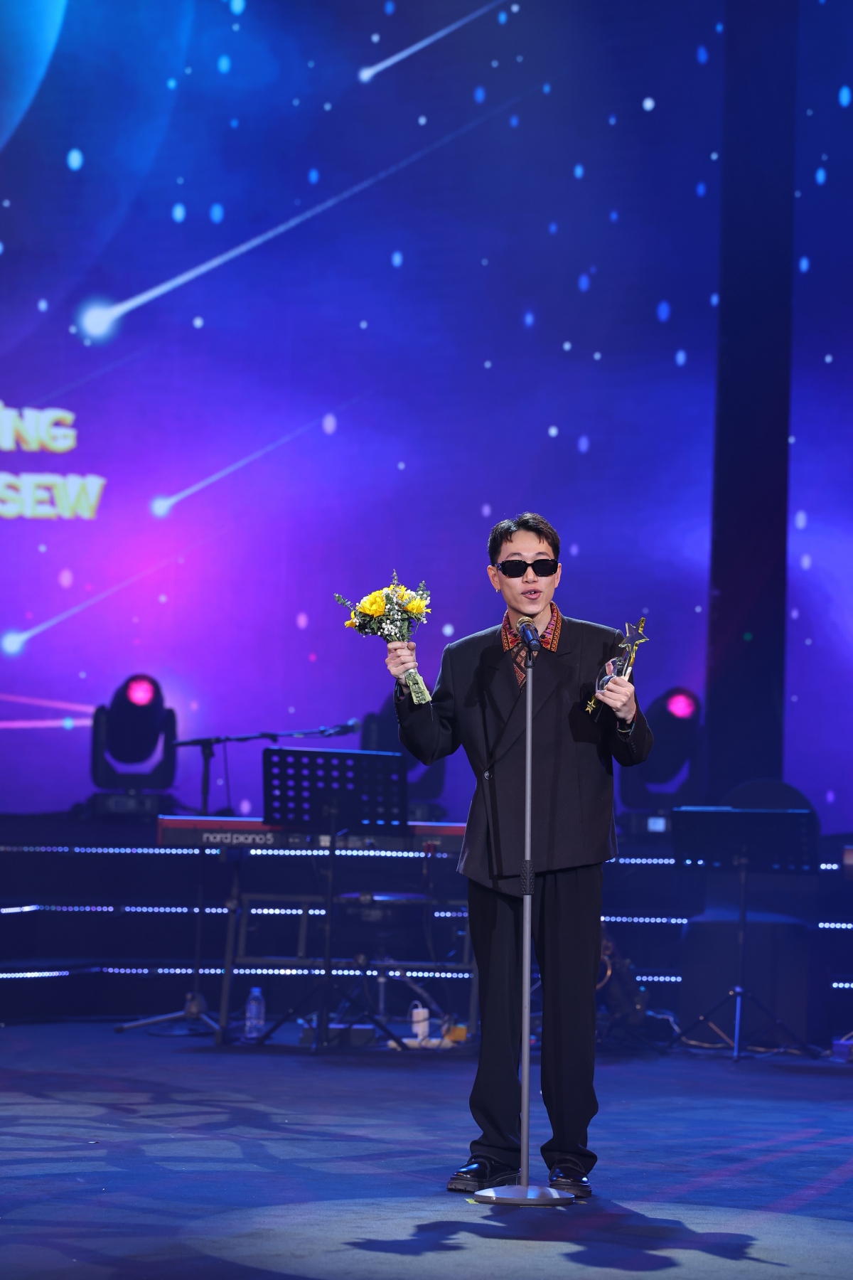 Người vượt qua nhạc sĩ Đông Thiên Đức, Tăng Duy Tân, Wren Evans và tlinh ở hạng mục Bài hát của năm là Double2T với ca khúc "À lôi" (Sáng tác: Bùi Xuân Trường; Thể hiện: Double2T ft Masew). Đây là ca khúc mà ngay khi được phát hành đã nhanh chóng tạo nên cơn sốt nhờ nắm bắt được tâm lý của người nghe, đặc biệt là giới trẻ. Không chỉ vậy, "À lôi" còn là xu hướng phủ sóng mạng xã hội TikTok với trào lưu "biến hình à lôi" trong một thời gian dài. Và, thành công của "À lôi" một lần nữa minh chứng cho sức hút của việc kết hợp giữa yếu tố dân gian và âm nhạc đương đại không phải là hướng đi mới nhưng nó vẫn là mảnh đất màu mỡ để các nhạc sĩ, nhà sản xuất khai thác.