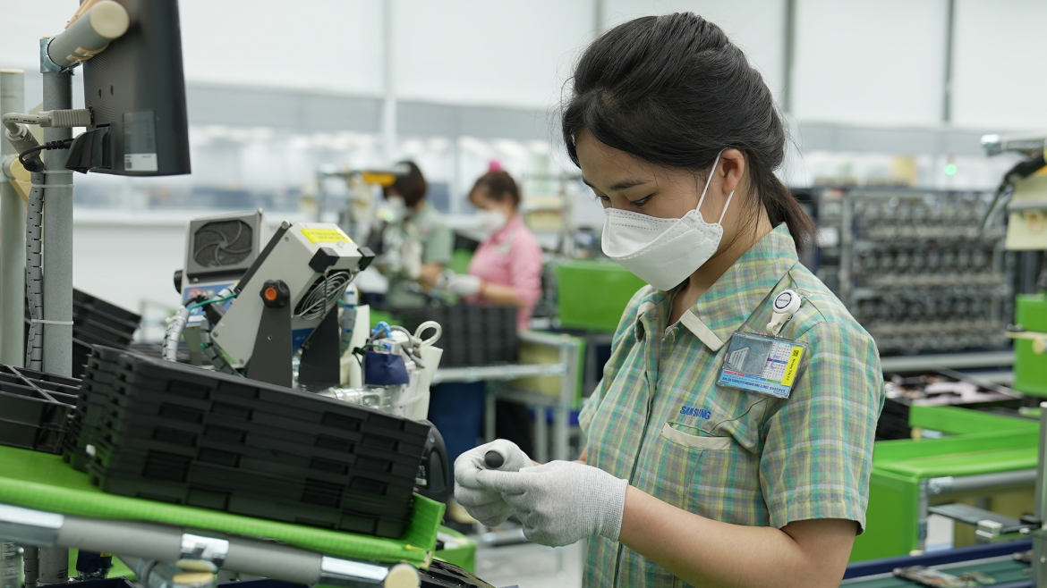 Việc áp dụng thuế TTTC sẽ ảnh hưởng trực tiếp tới lợi ích của các DN đầu tư nước ngoài đang trong thời gian hưởng ưu đãi thuế thu nhập DN ở mức thấp hơn 15%. Do đó, để giữ chân các nhà đầu tư lớn, cũng như sức cạnh tranh và tính hấp dẫn của môi trường đầu tư, cần có giải pháp bù đắp hiệu quả cho nhà đầu tư. (Ảnh minh họa)