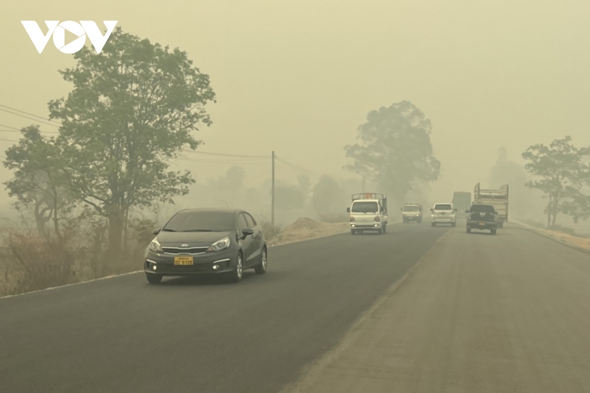 Khói mù che phủ một con đường đi vào thủ đô Vientiane vào tháng 3/2023