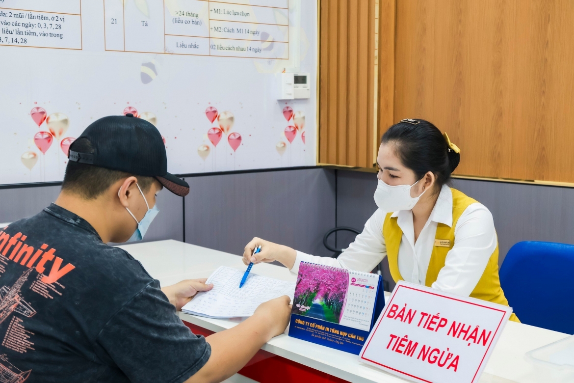 Nhân viên chăm sóc khách hàng Bệnh viện Đa khoa Thanh Vũ Medic Bạc Liêu tư vấn tiêm ngừa tại bệnh viện