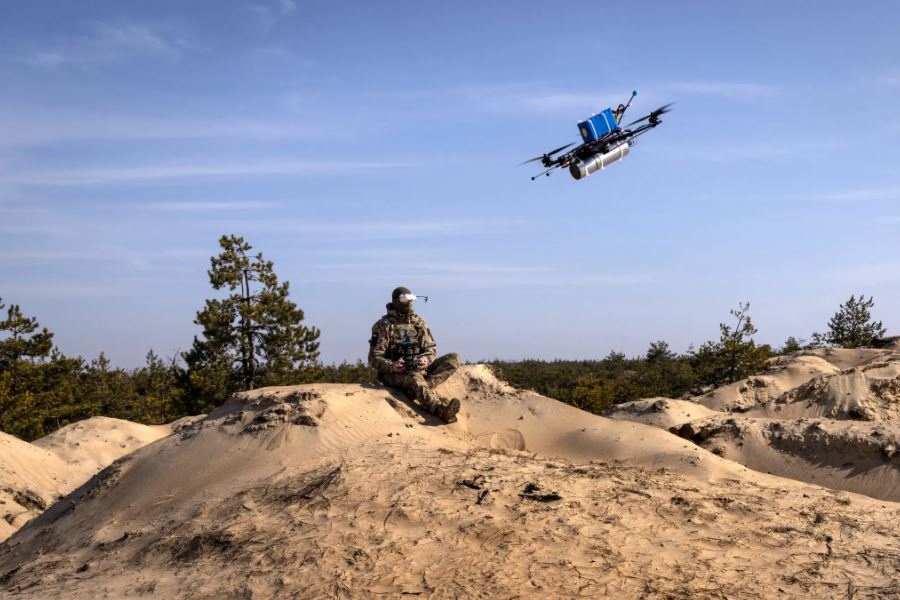 Binh lính Ukraine thuộc Lữ đoàn 63 điều khiển một máy bay không người lái gắn bom tại một địa điểm thử nghiệm. Ảnh: New York Times