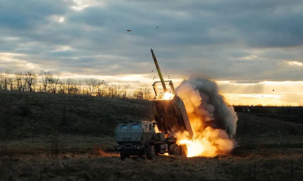 Pháo phản lực M142 HIMARS phóng tên lửa về phía các vị trí của Nga vào tháng 12/2023. Ảnh: Getty