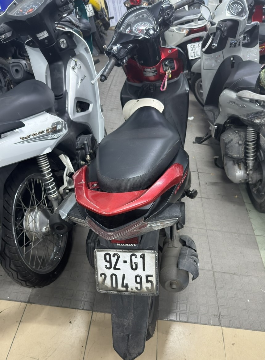 Đối tượng Đoàn Công Tấn Lực cùng phương tiện gây án.