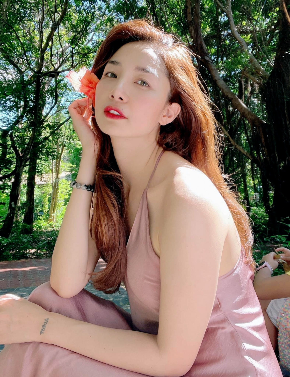 Song với "Lật mặt 7", đây mới chính là lần thứ 2 mà Minh Khuê chạm ngõ điện ảnh. Nữ diễn viên chia sẻ rằng cô đã cật lực học hỏi, nghiên cứu cách phát âm và chất giọng Hà Nội để phục vụ cho vai diễn. Với sự đầu tư nghiêm túc này, vai diễn của Minh Khuê trong "Lật mặt 7" hứa hẹn sẽ vô cùng bùng nổ.