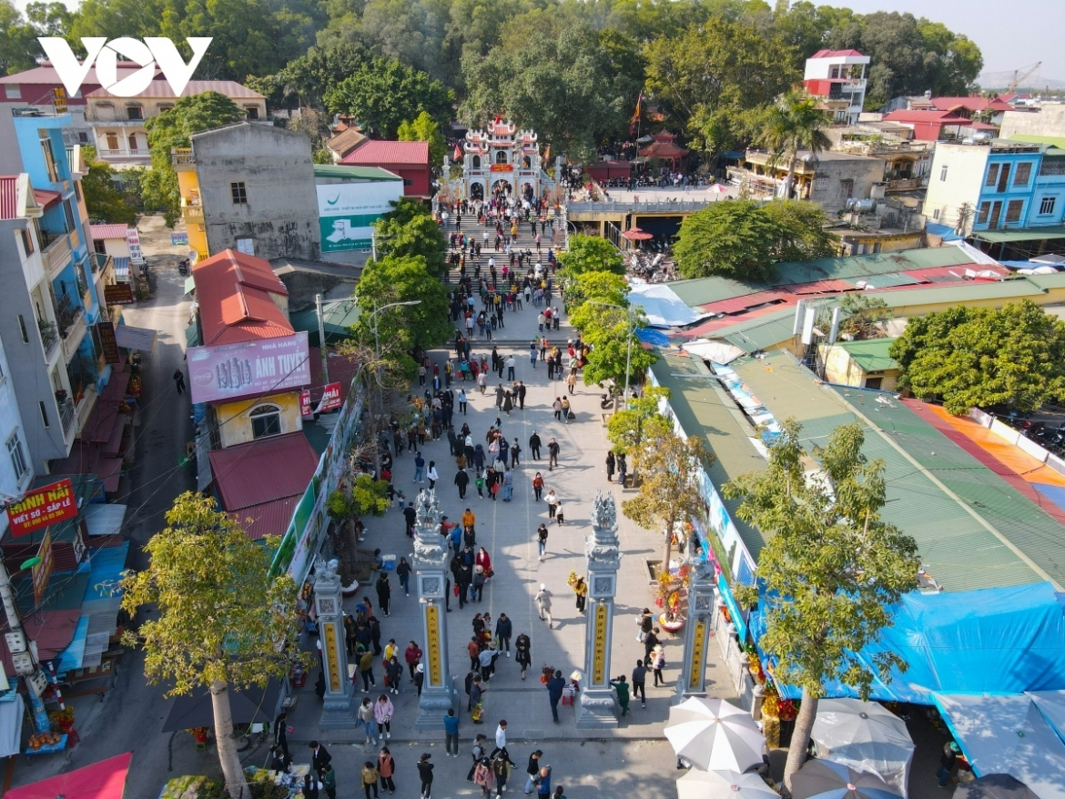 Dòng người nô nức kéo về Bắc Ninh đi lễ đền Bà Chúa Kho với mong muốn "vay tiền", "xin lộc"