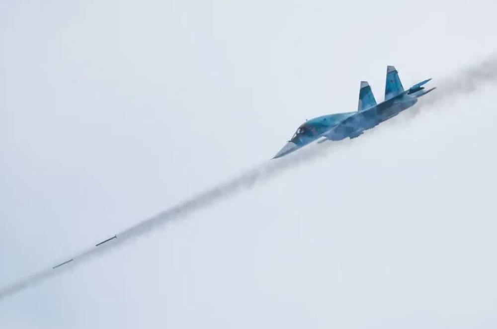 Tiêm kích Su-34 phóng tên lửa. Ảnh: Reuters