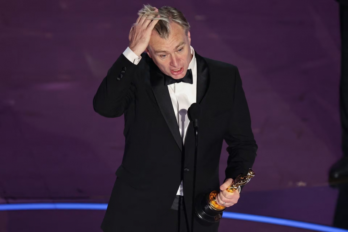 Sau chuỗi những lần hụt giải Oscar, sau cùng với "Oppenheimer", đạo diễn Christopher Nolan đã giành về tượng vàng cho riêng mình với giải Đạo diễn xuất sắc. Cầm tượng vàng Đạo diễn xuất sắc nhất trên tay, Nolan bày tỏ: "Điện ảnh chỉ mới hơn 100 tuổi một chút. Chúng tôi không biết cuộc hành trình đáng kinh ngạc này sẽ đi đến đâu từ đây. Việc được là một phần có ý nghĩa trong đó có ý nghĩa như cả thế giới với tôi". Ông tri ân các tài tử Cillian Murphy, Robert Downey Jr., minh tinh Emily Blunt và nhiều thành viên đoàn phim.