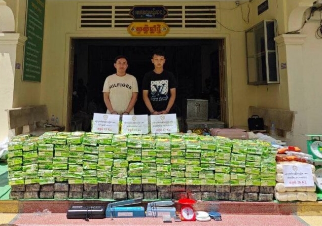 Các đối tượng bị bắt giữ cùng tang vật vụ án