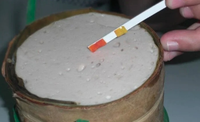 Sử dụng giấy nghệ cũng là một cách để nhận biết giò chả chứa hàn the. (Ảnh minh họa)