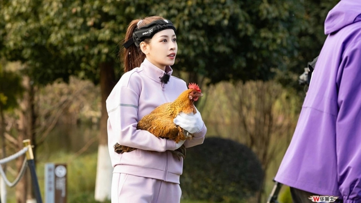 Mới đây, những khoảnh khắc ngọt ngào và đáng yêu của Chi Pu trên trường quay chương trình Run For Time đã được chia sẻ trên mạng xã hội Trung Quốc. Được biết, đây là một trong những show giải trí ăn khách bậc nhất của làng giải trí Trung Quốc hiện nay. Trong những hình ảnh đầu tiên được hé lộ, Chi Pu xuất hiện cùng bộ trang phục thể thao và cột tóc cao. Gương mặt rạng rỡ và nụ cười tươi luôn túc trực trên môi của Chi Pu nhận được nhiều lời khen từ khán giả Trung Quốc. (Nguồn: Dân trí)
