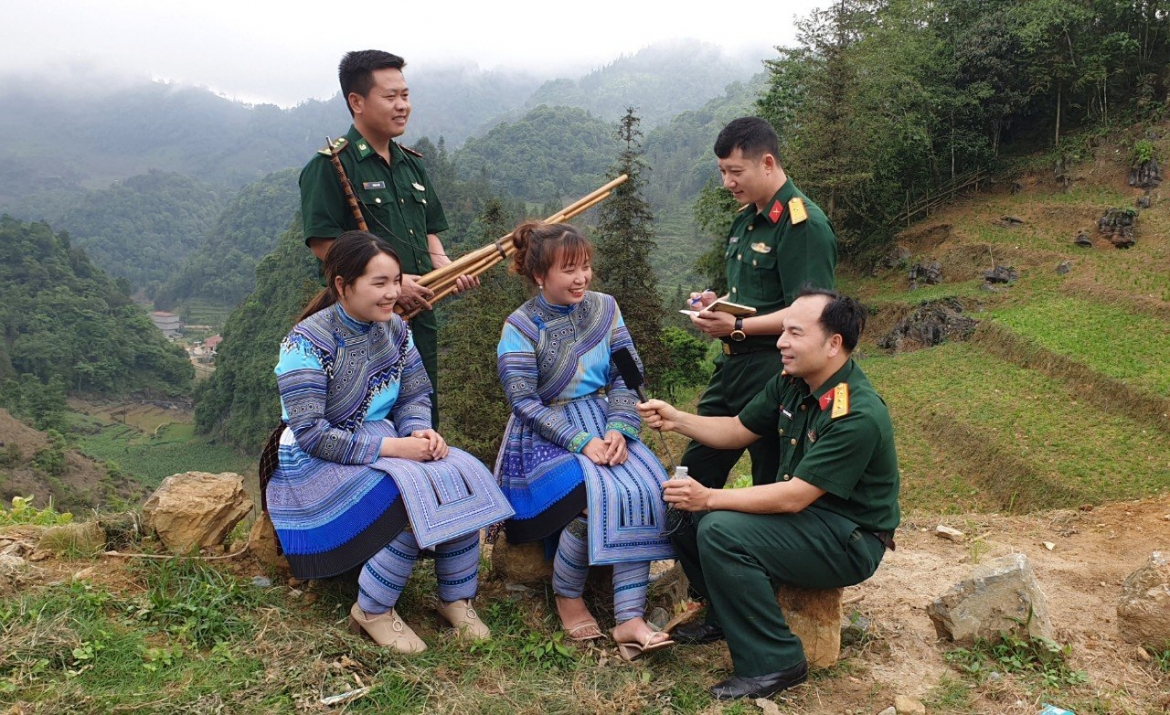 Hình ảnh tác nghiệp của phóng viên.