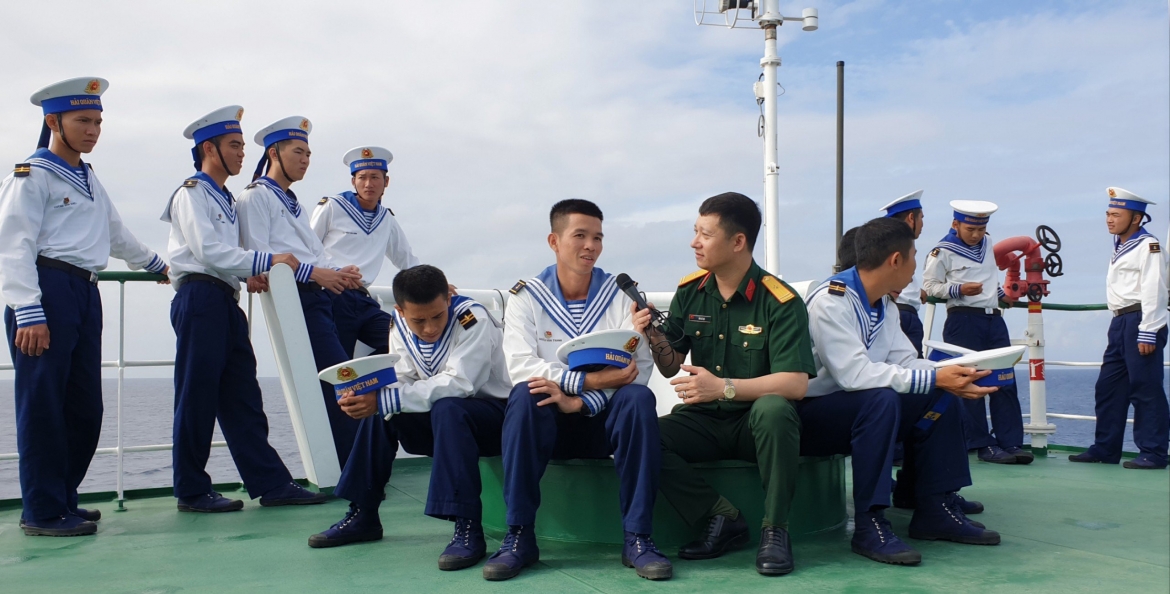 Hình ảnh tác nghiệp của phóng viên chương trình Phát thanh Quân đội nhân dân 
