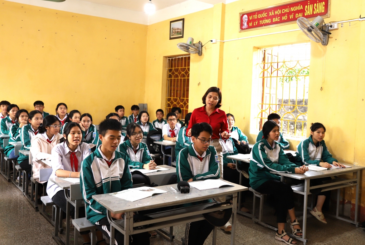 Các em học sinh lớp 8A trường THCS Duy Tân đang say sưa hát chèo trong giờ ngoại khóa.
