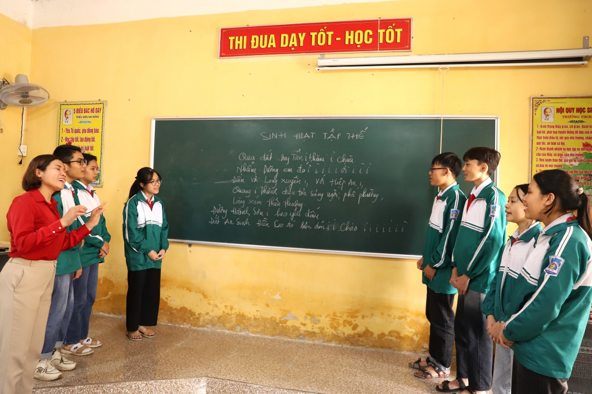 Cô Nguyễn Thị Thúy đang hướng dẫn các em ôn lại bài hát chèo ca ngợi quê hương Duy Tân.
