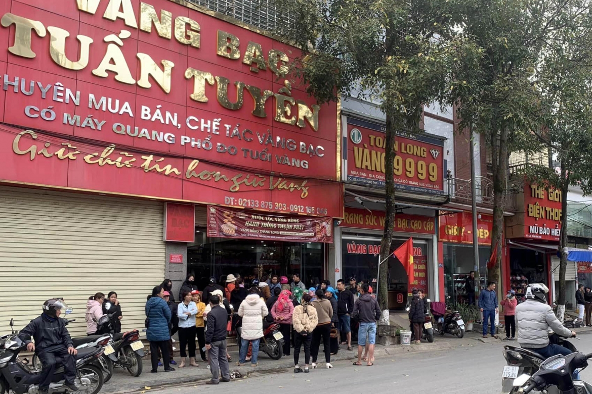 Cơ quan Cảnh sát điều tra, Công an tỉnh Lai Châu làm việc với doanh nghiệp thu mua vàng tại thành phố Lai Châu để thu thập chứng cứ phục vụ cho công tác điều tra.