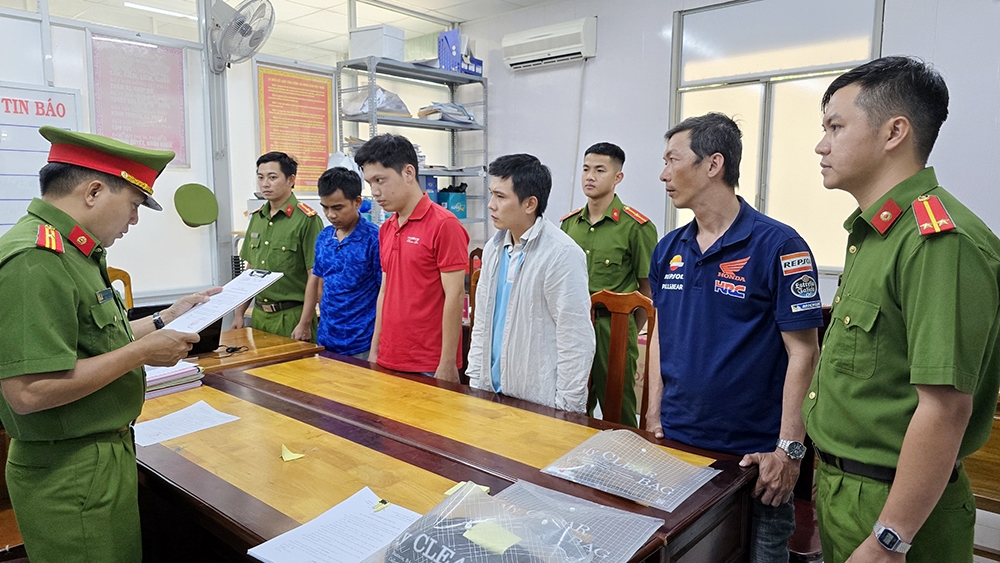 Cơ quan Cảnh sát điều tra Công an TP. Long Xuyên thi hành Lệnh bắt tạm giam đối với Lộc, Khoa, Toàn và Khánh