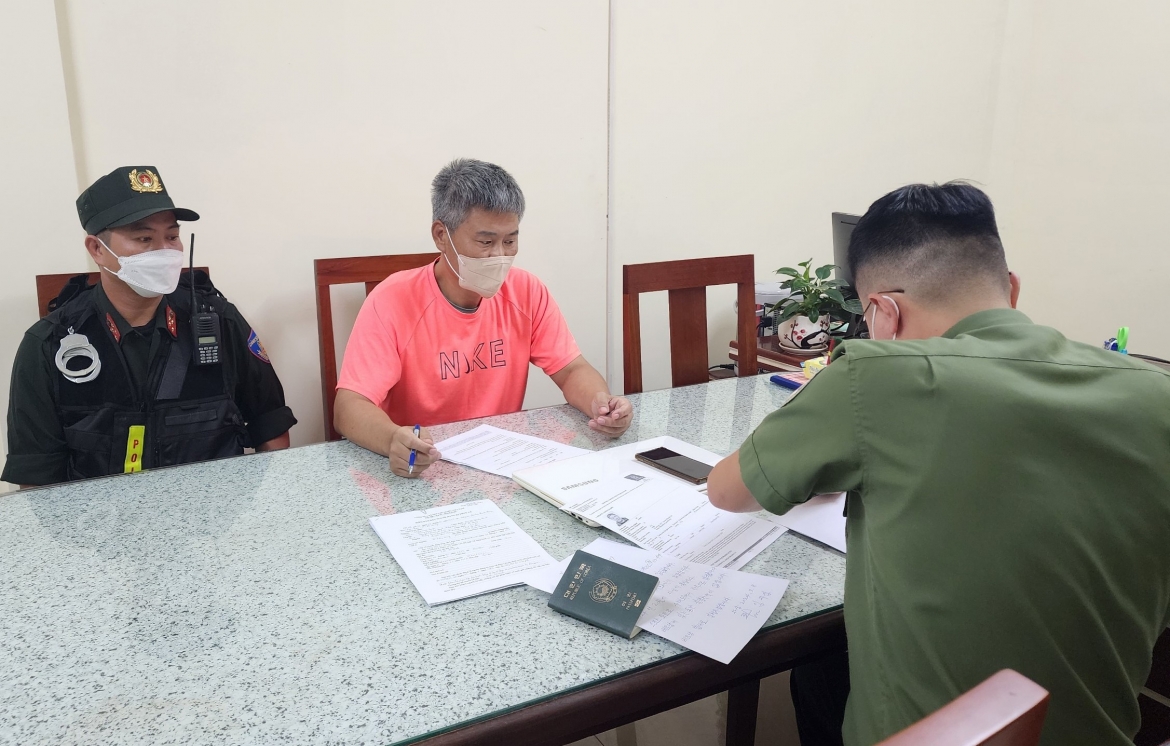Công an thành phố Đà Nẵng làm việc với Im Ju Seob.