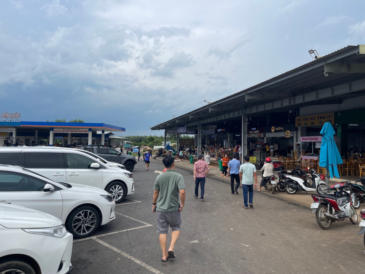 Nhiều xe phải “chen” đậu vào một số vị trí ở cây xăng trên trạm dừng nghỉ cao tốc Long Thành - Dầu Giây. Ảnh: Hoàng Anh.