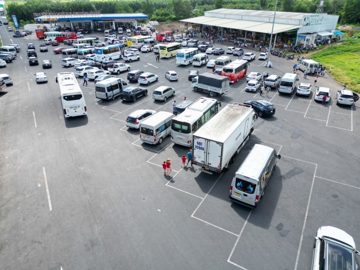 Toàn tuyến cao tốc TP.HCM - Dầu Giây - Phan Thiết - Vĩnh Hảo dài hơn 250km hiện chỉ có một trạm dừng nghỉ tại Km 41 cao tốc TP.HCM - Long Thành - Dầu Giây dẫn đến quá tải, người dân đi vệ sinh phải xếp hàng dài. Ảnh: Hoàng Anh.