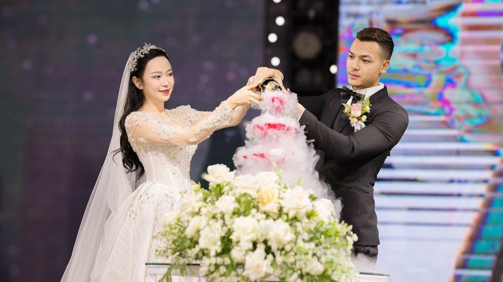 Sáng 10/3, diễn viên Kim Oanh 'Những cô gái trong thành phố' và người mẫu Vũ Tuấn Việt đã tổ chức đám cưới tại Hải Dương - quê nhà chú rể. Không gian lễ đường lung linh, được trang trí nhiều nến, hoa tươi. Cặp đôi chọn tông màu chủ đạo xanh trắng tạo cảm giác sang trọng, tinh tế cho buổi tiệc.  
Trong đám cưới, cô dâu Kim Oanh mặc hai bộ váy do nhà thiết kế Jennie Vũ thực hiện. Còn chú rể Tuấn Việt bảnh bao, lịch lãm với vest đen trắng, cài hoa trên ngực. Cặp đôi trao nhau ánh mắt, cử chỉ tình tứ trước sự chứng kiến của gia đình, bạn bè, đồng nghiệp thân thiết. (Nguồn: VietNamNet)