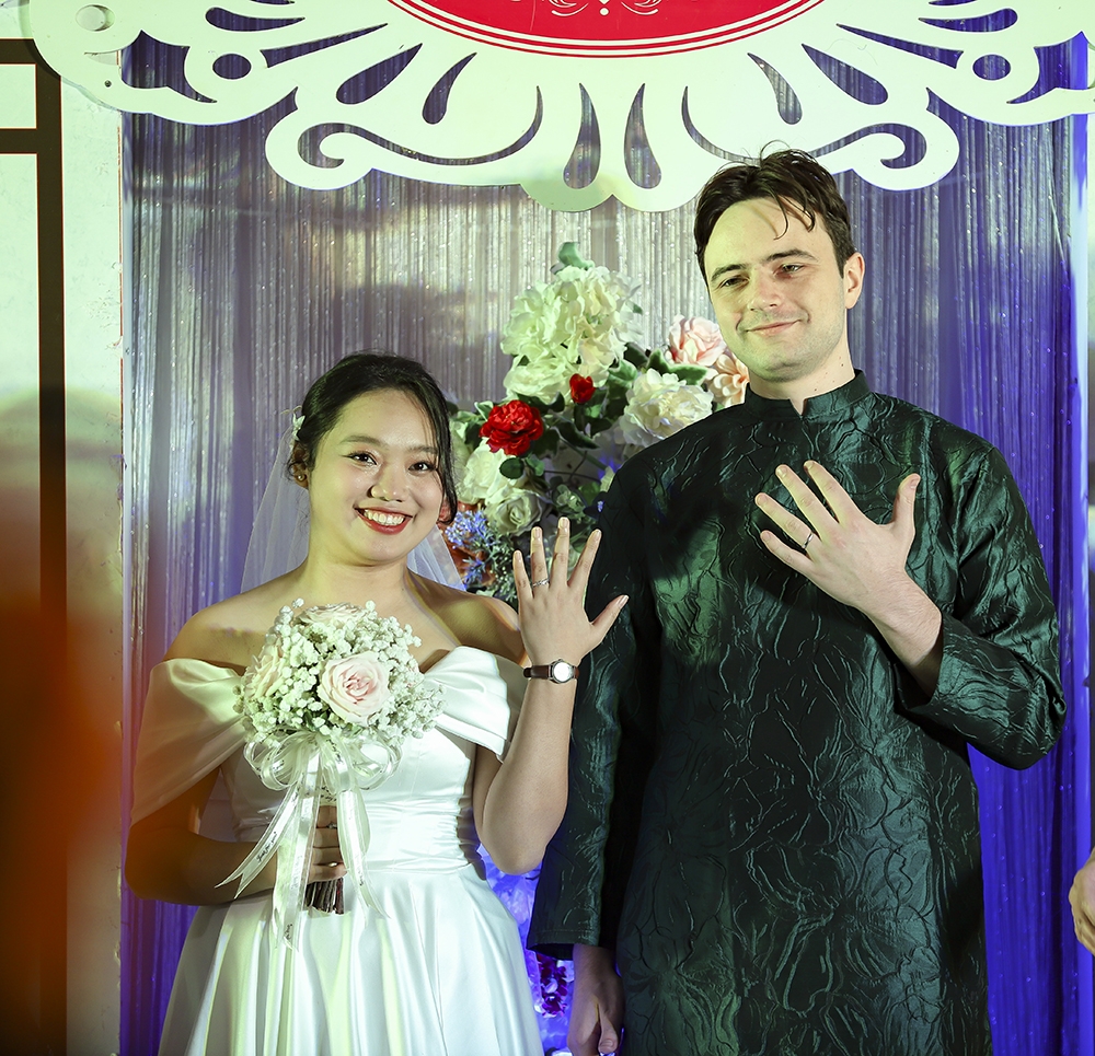Đám cưới của hai bạn càng góp phần hàn gắn những tổn thương sau chiến tranh của hai đất nước, hai dân tộc, mở thêm cánh cửa mới về niềm tin và khát vọng hòa bình trong giai đoạn mới