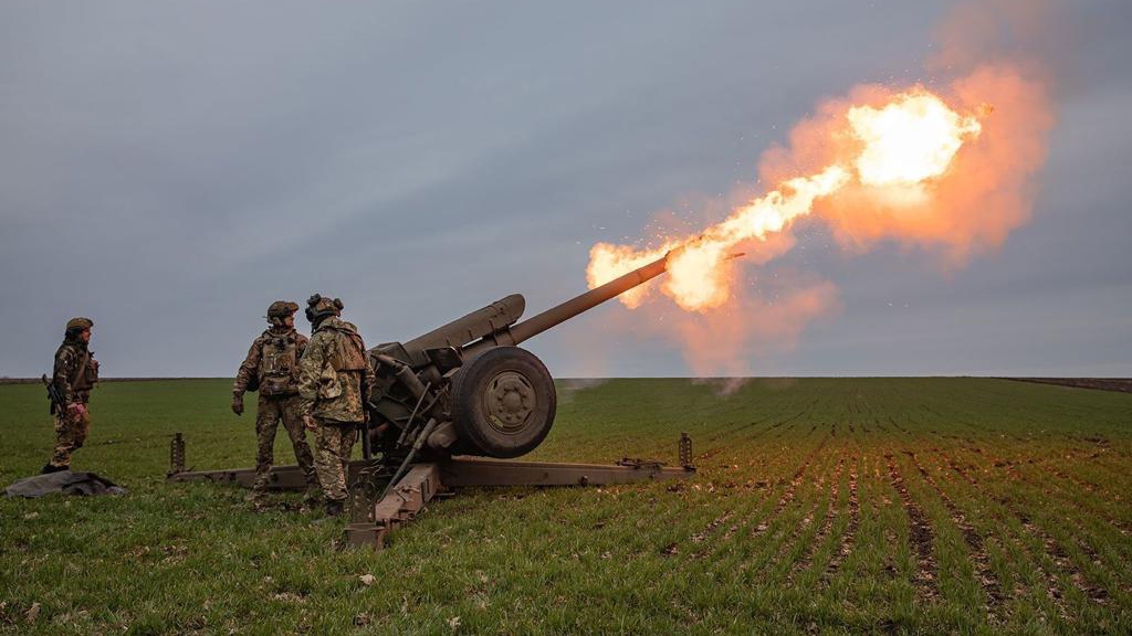 Nga sản xuất số lượng đạn pháo gấp gần 3 lần so với Mỹ và châu Âu cung cấp cho Ukraine. Ảnh: CNN